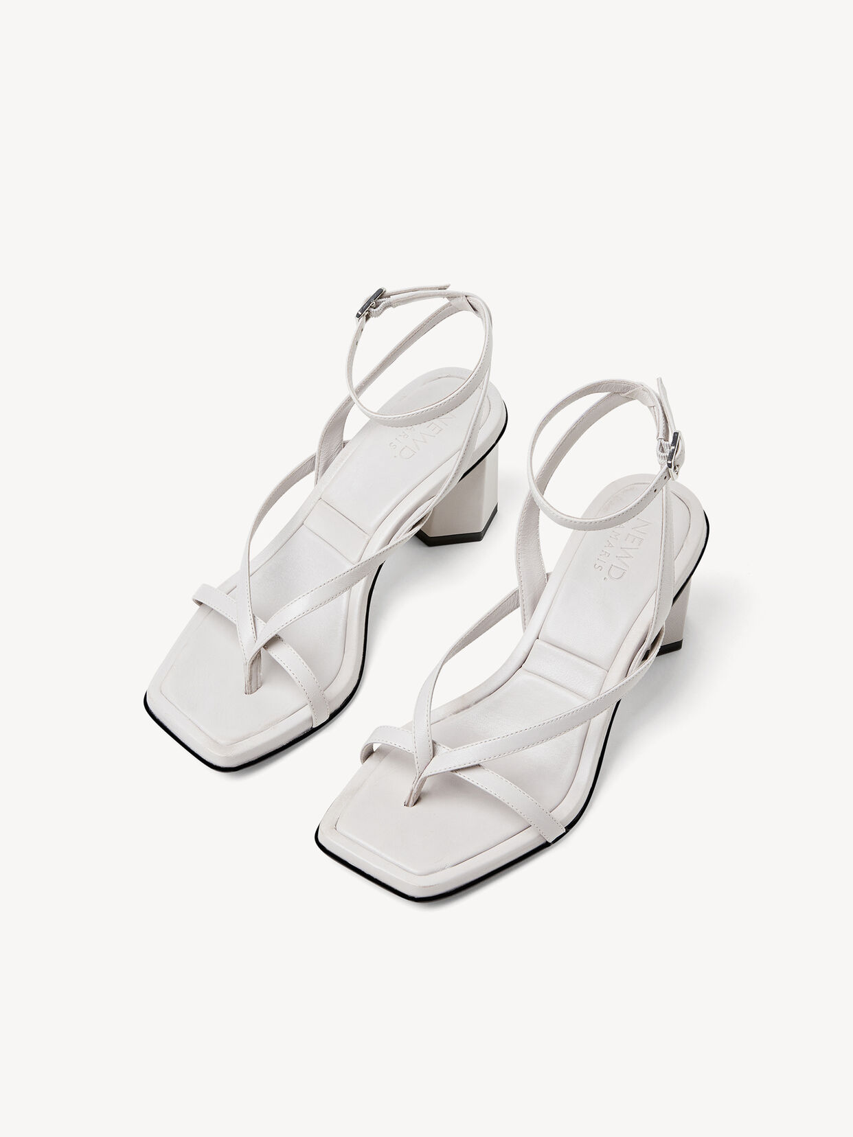 Wei&szlig;e Ledersandalen mit quadratischer Zehenpartie und Riemen